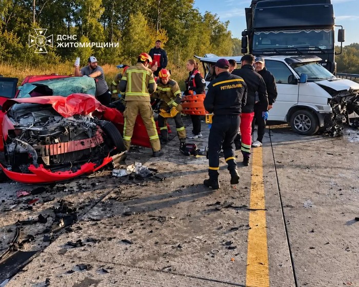  На Житомирщині зіткнулися чотири автомобілі: шестеро людей постраждали 
