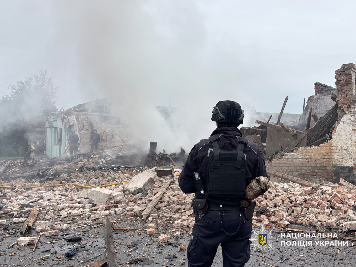  Поліція розслідує наслідки атаки РФ на Ніжин, пошкоджені будівлі та автомобілі 
