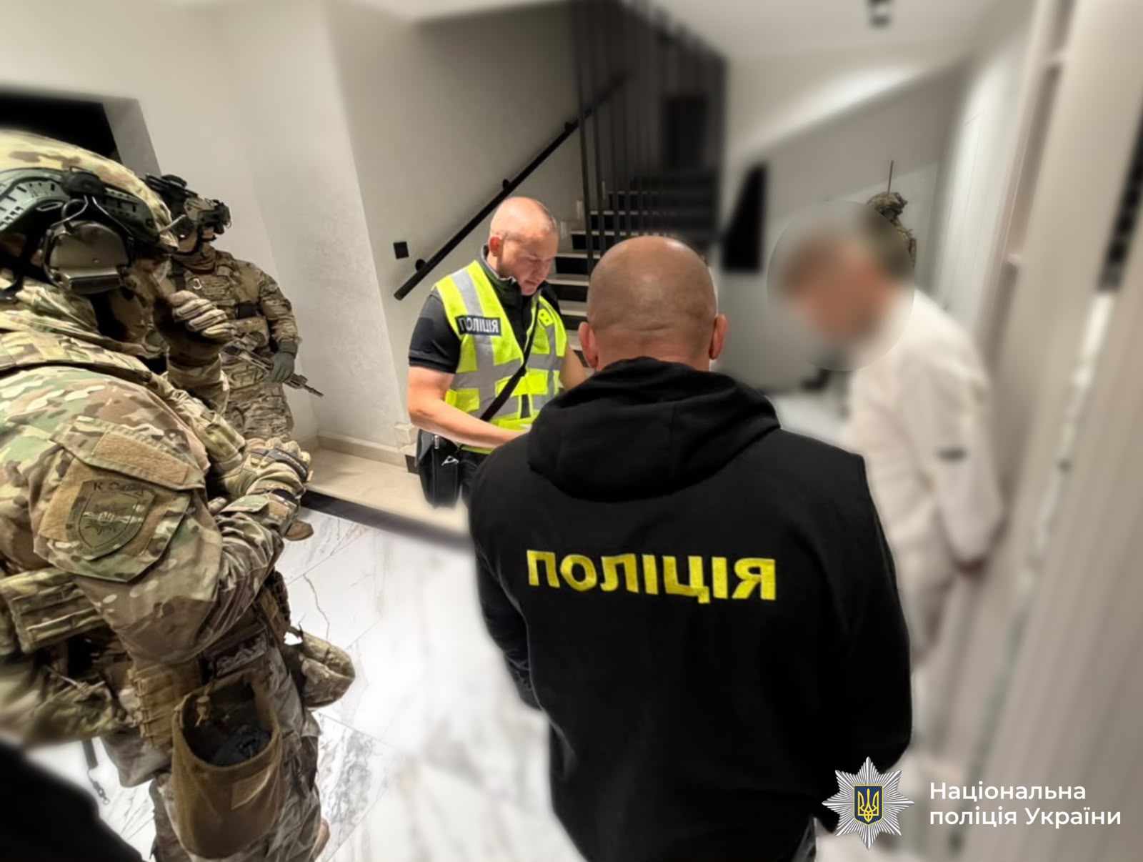  Поліцейські Прикарпаття викрили чоловіка, який ошукав знайомих на понад 5,4 млн гривень 