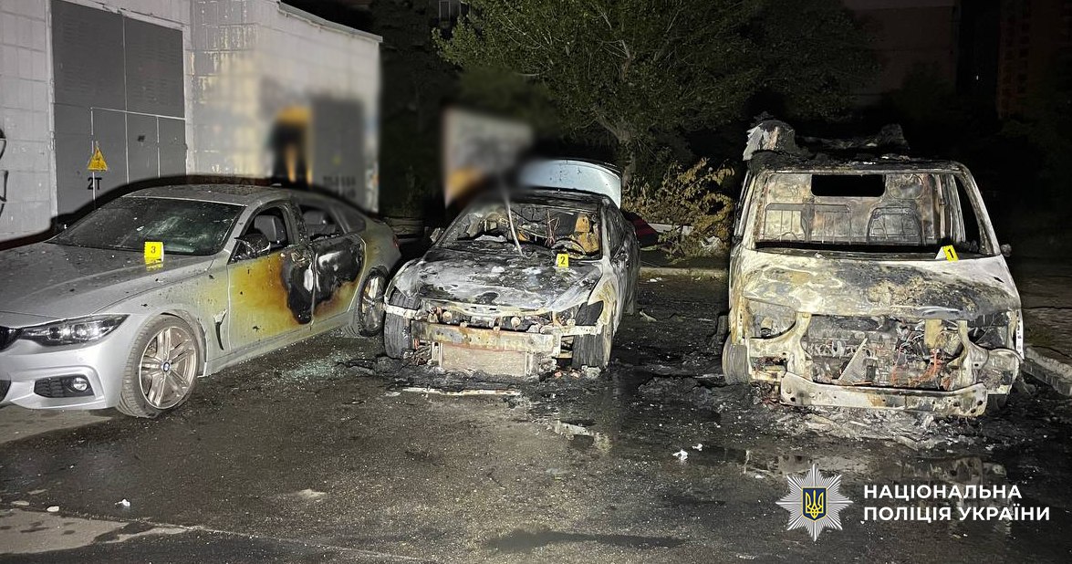  У Києві затримали чоловіка, який за $1000 підпалив військовий мікроавтобус 