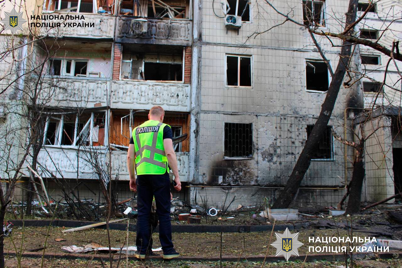  Російський дрон влучив у дев’ятиповерхівку в Києві: загинула жінка, четверо людей поранені 