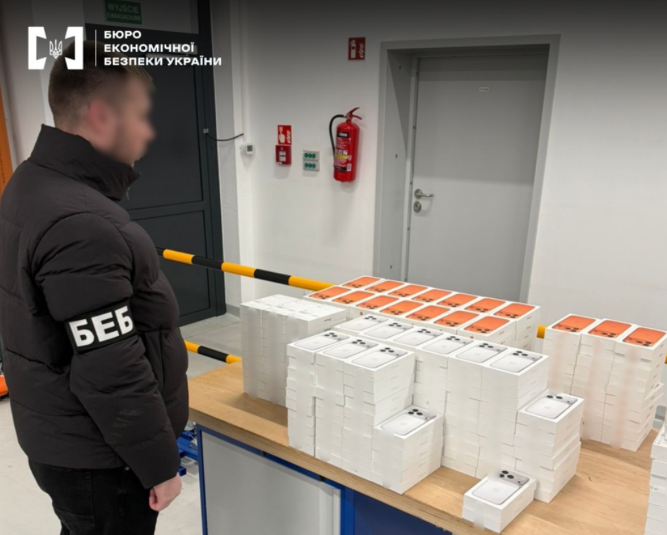  Партію техніки Apple на понад 35 млн грн намагалися провезти через кордон у схованці 