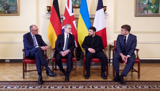  Лідери Британії, Франції і ФРН зустрінуться із Зеленським для обговорення мирних перемовин - Bloomberg 