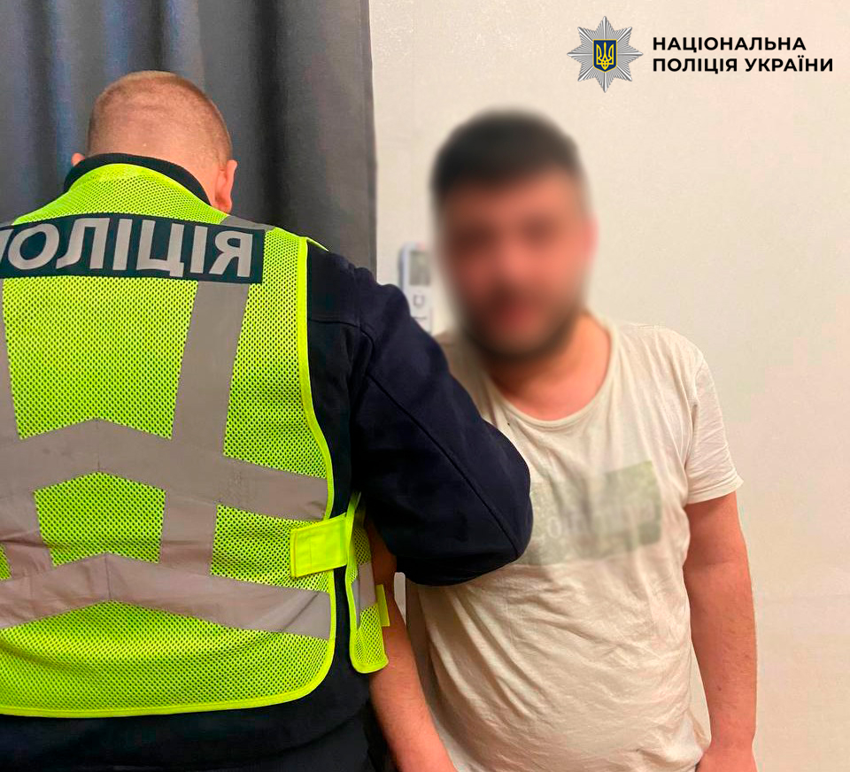  Поліцейські затримали іноземця, який із ножем напав на киянина та тяжко його травмував 