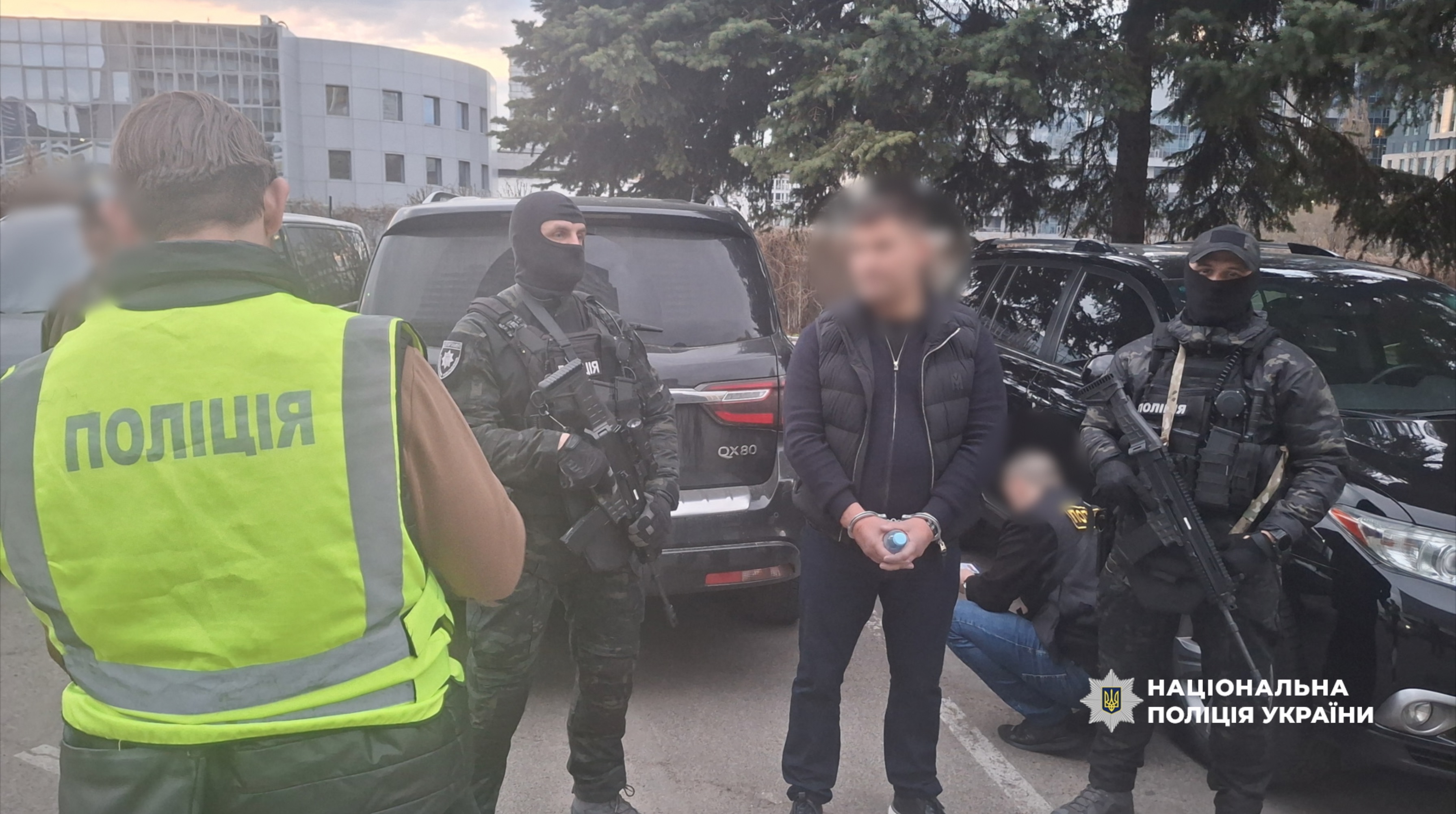  Схема з «бронюванням» і виїздом за кордон: поліція затримала організаторів 