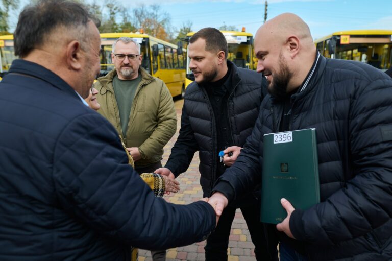  Микола Калашник: Десять громад Київщини отримали нові шкільні автобуси 