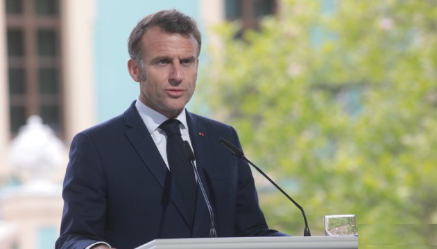  Макрон закликав прискорити запровадження заходів безпеки у Луврі після пограбування 