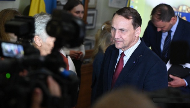  Сікорський натякнув, що Польща може не пропустити літак Путіна до Угорщини 