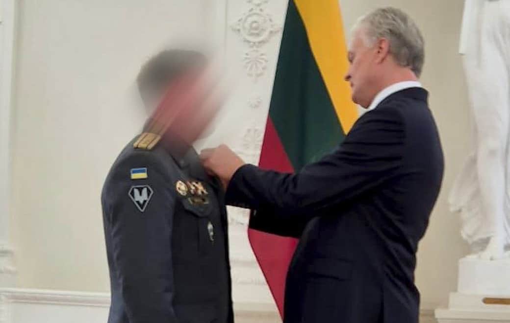  Президент Литви нагородив українських військових, які евакуювали тіло литовського добровольця 