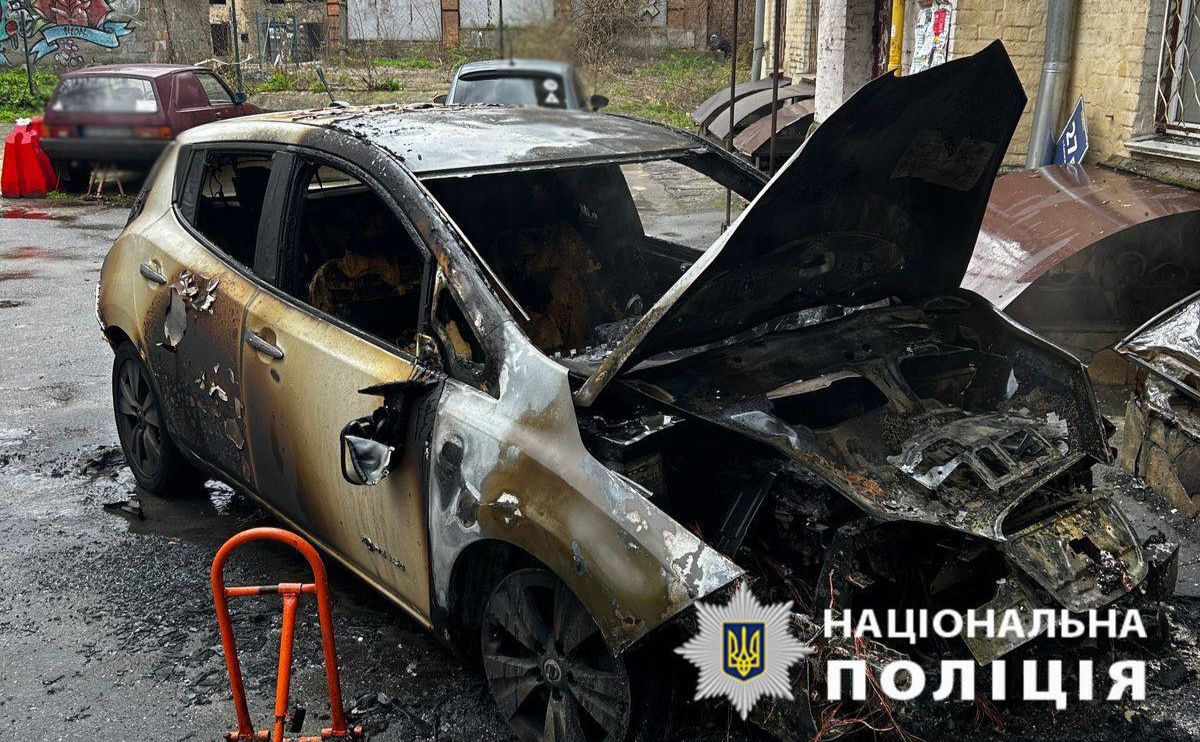  Неподалік метро «Олімпійської» підпалили електроавтомобіль: зловмисника затримали перехожі 