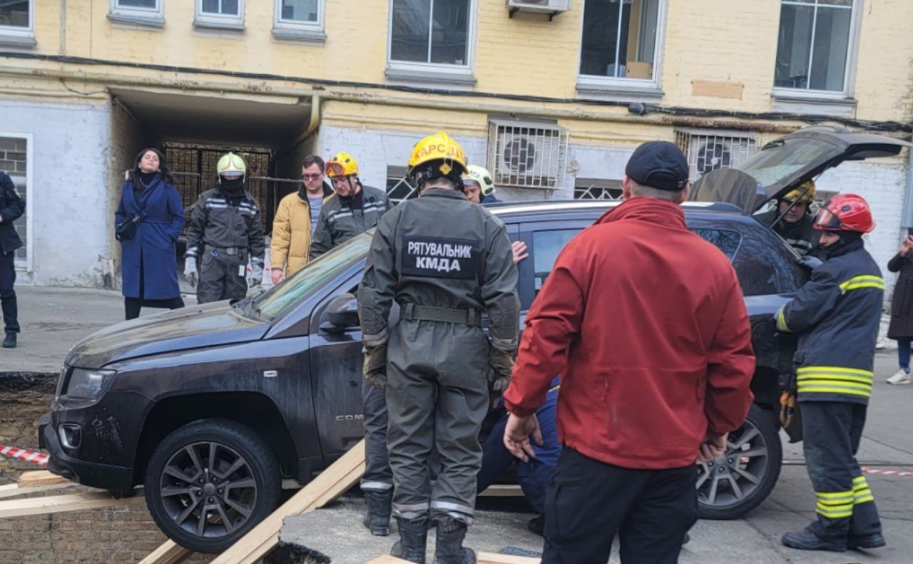  У центрі столиці з провалля ледве дістали три автомобілі 