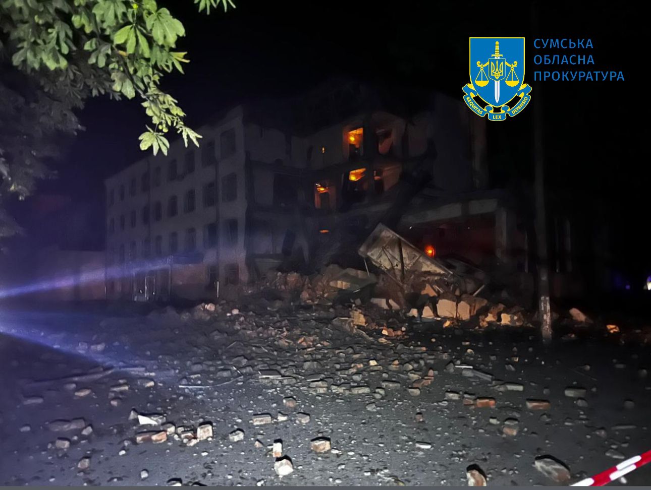  Держава-агресор скинула бомбу на один із корпусів вишу у Сумах – розпочато розслідування 