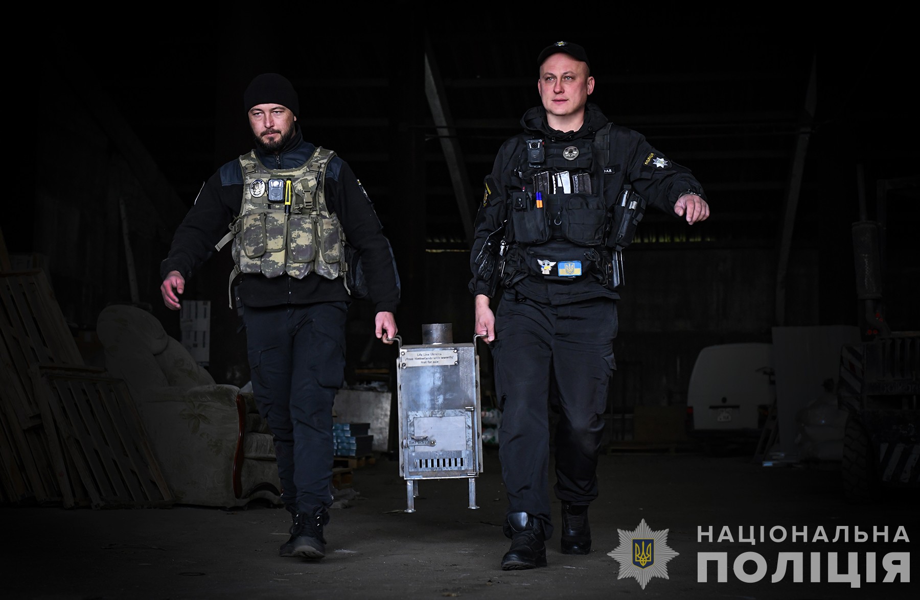  Запорізькі поліцейські офіцери громад доставили жителям прифронтових населених пунктів «буржуйки» 