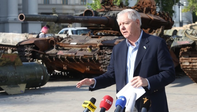  Сенатор Грем закликає прискорити і посилити постачання зброї Україні 