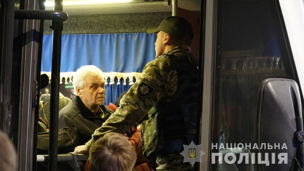  Біль, сльози в очах та нова надія: поліція Київщини  евакуювала громадян з окупованих сіл Броварщини 