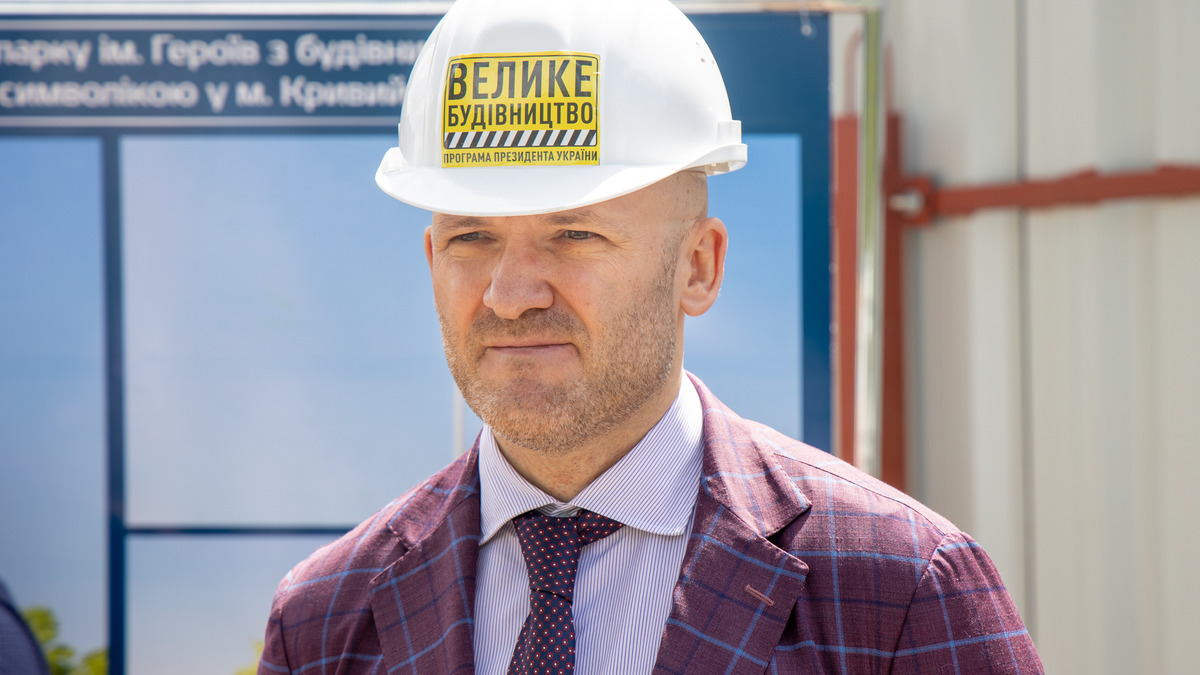  Реконструкция по стандартам ФИФА и УЕФА: в Кривом Роге обновляют стадион "Металлург" 