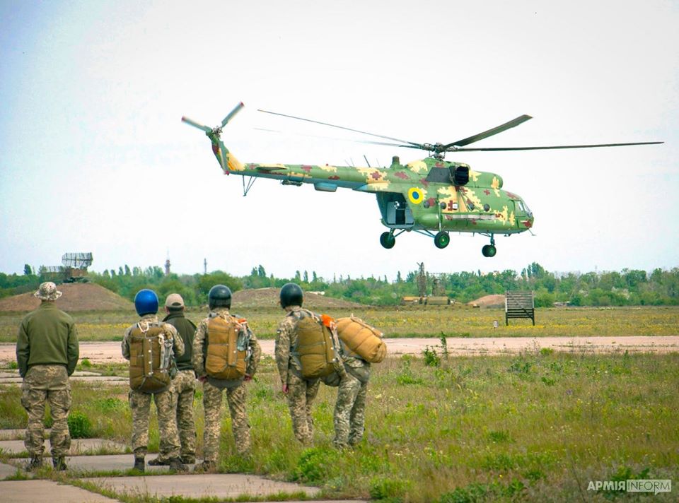  На базі морської авіаційної бригади фахівці пошуково-рятувальних й парашутно-десантних служб відпрацювали десантування різної складності 