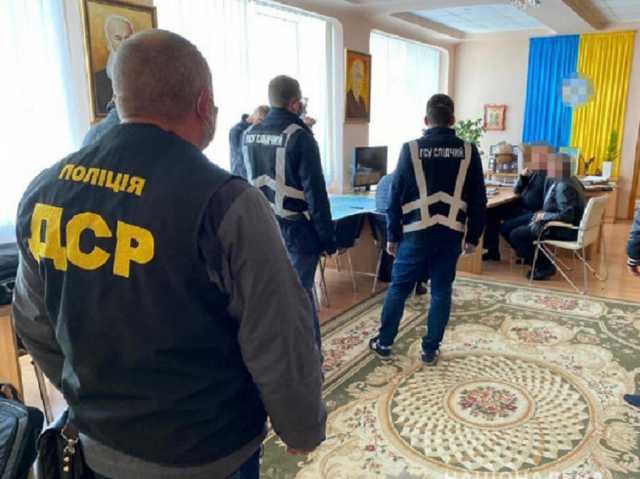  Ректора и проректора университета в Харькове поймали на 300-тысячной взятке 