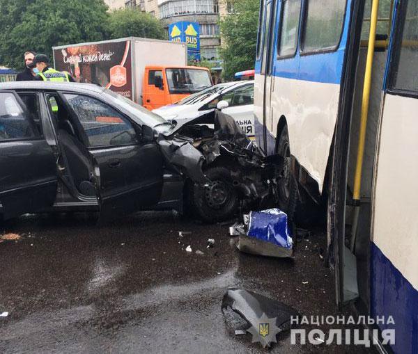  У Рівному "Ланос" врізався в тролейбус, постраждали чотири людини 