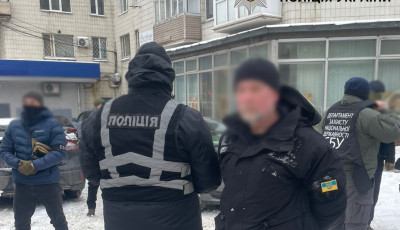 Поліцейські Києва затримали торговця вогнепальною зброєю та його спільника із арсеналом боєприпасів