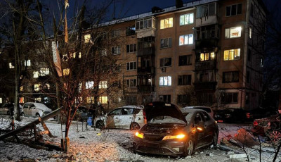 Наслідки ворожої атаки на Київ: троє потерпілих, поліція документує пошкодження у чотирьох районах столиці