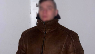Столичні поліцейські затримали чоловіка, який пізно ввечері з ножем напав на киянку