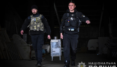 Запорізькі поліцейські офіцери громад доставили жителям прифронтових населених пунктів «буржуйки»