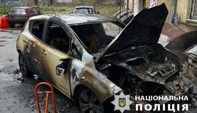 Неподалік метро «Олімпійської» підпалили електроавтомобіль: зловмисника затримали перехожі