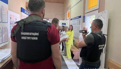Незаконно легалізували іноземців в Україні на підставі фіктивних шлюбів: столичні поліцейські викрили порушниць