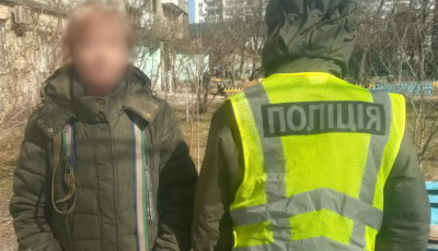 Столичні поліцейські притягнули до відповідальності жінку, яка била свою собаку посеред вулиці