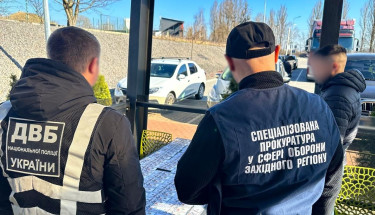 12 000 доларів за працевлаштування та бронь від служби: Хмельницькі поліцейські викрили двох спільників