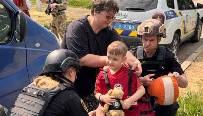 Запорізька поліція і капелани евакуювали родину попри падіння FPV-дрона
