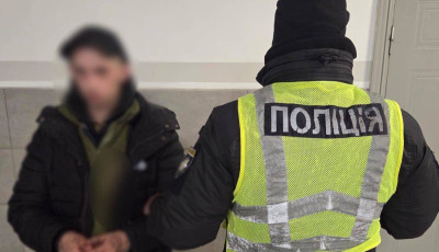 Дільничні офіцери поліції за півтори години затримали підозрюваного у пограбуванні чоловіка на столичних Нивках