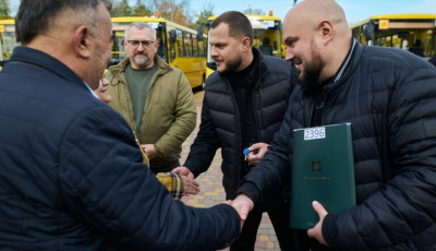 Микола Калашник: Десять громад Київщини отримали нові шкільні автобуси