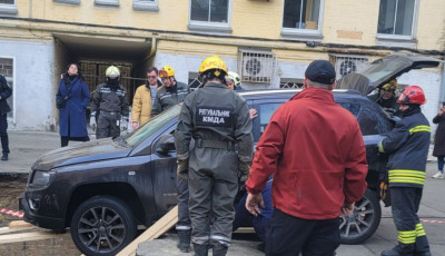 У центрі столиці з провалля ледве дістали три автомобілі