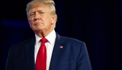 FBI executes search warrant at Trump's Mar-a-Lago in document investigation