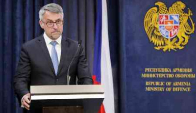 Новий глава МВС Чехії зняв український прапор з будівлі