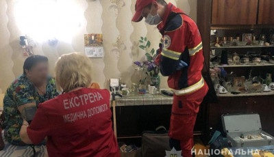 В Мариуполе женщина одной рукой удерживала мужчину, который выпал с балкона и завис 
