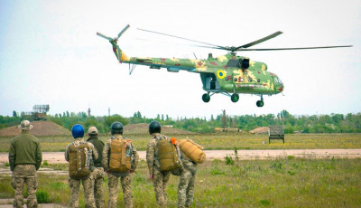 На базі морської авіаційної бригади фахівці пошуково-рятувальних й парашутно-десантних служб відпрацювали десантування різної складності
