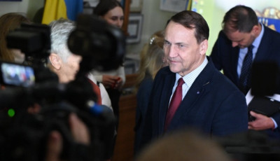 Сікорський натякнув, що Польща може не пропустити літак Путіна до Угорщини