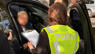 У Києві викрили посадовицю університету, яка за $10 тисяч обіцяла легалізувати іноземців через навчання