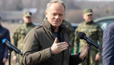 Туск показав, як група мігрантів підходить до кордону Польщі з боку Білорусі