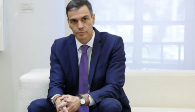 Партію премʼєра Іспанії, якого закликають до відставки, сколихнув черговий скандал