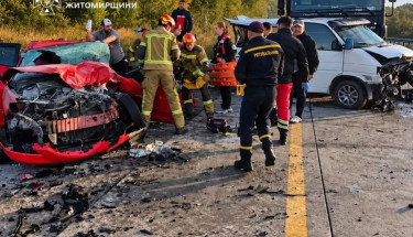 На Житомирщині зіткнулися чотири автомобілі: шестеро людей постраждали