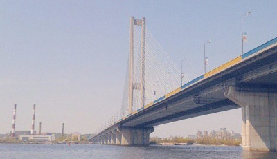 З Південного мосту у Києві кинувся чоловік, ще одному завадили копи 